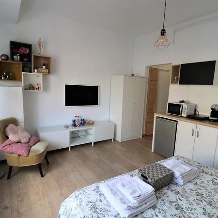 Lovely City Center Apartment - Free Minibar Bucharest Exterior photo
