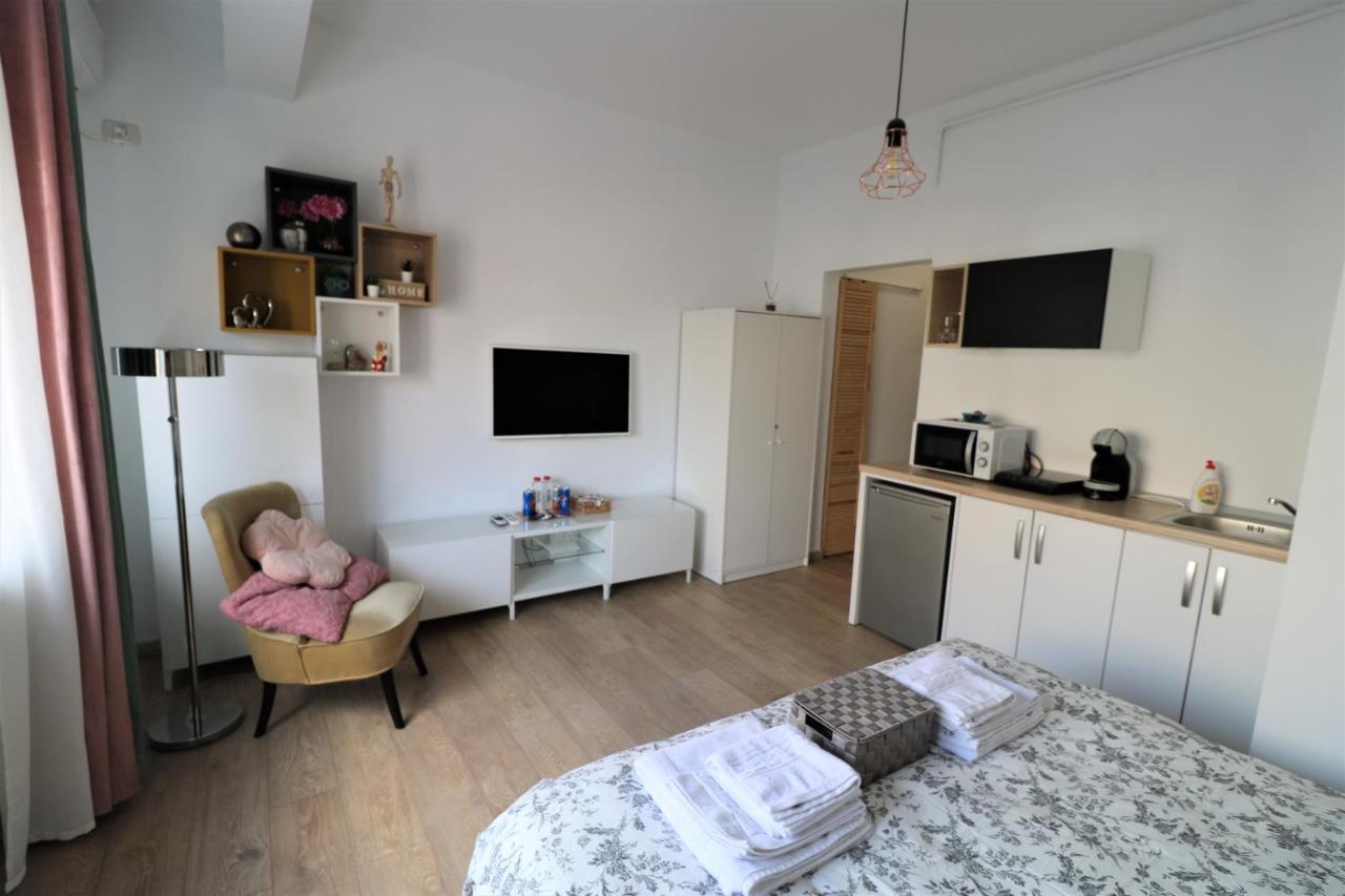 Lovely City Center Apartment - Free Minibar Bucharest Exterior photo
